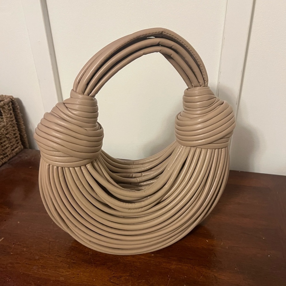 Stylish unique double knot bag Tan Handbag no branding but very stylish - Picture 2 of 6